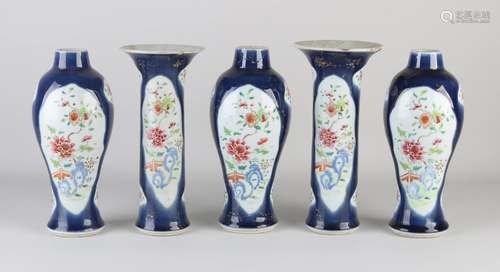 Five-piece 18th century Chinese garniture, H 23 - 24 cm.