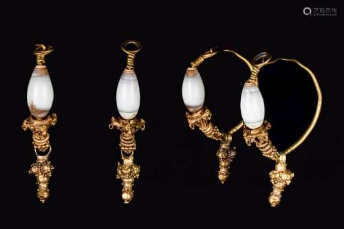 GREEK HELLENISTIC GOLD EARRINGS WITH AGATE BEADS