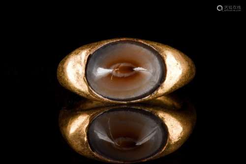 ROMAN GOLD RING WITH BEAUTIFUL BANDED AGATE INTAGLIO