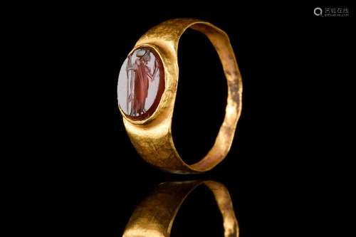 ROMAN GOLD RING WITH CARNELIAN INTAGLIO OF STANDING MINERVA