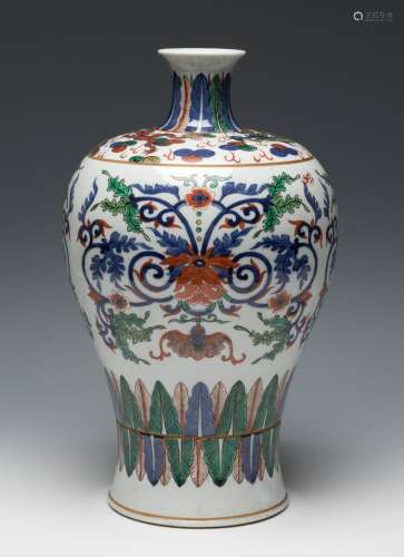 Chinese "Meiping" vase. Qing Dynasty, 19th century...