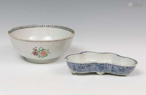 Bowl set; Company of the Indies. Ceramics. It presents fault...