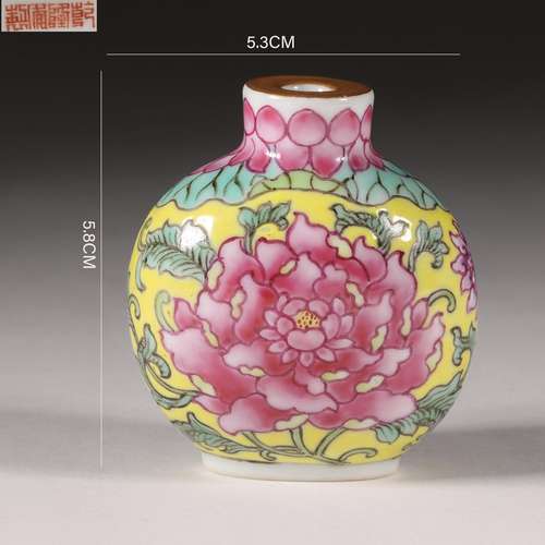 Yellow-Ground Famille Rose Flower Snuff Bottle