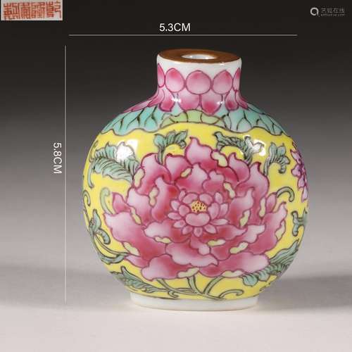 Yellow-Ground Famille Rose Flower Snuff Bottle