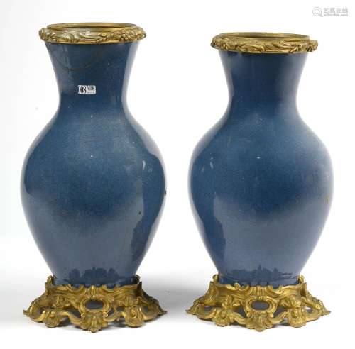 Paire de vases pansus à col évasé en porcelaine bleue poudré...