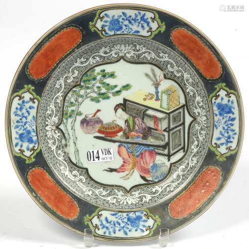 Assiette ronde en porcelaine polychrome de Chine décorée d'u...