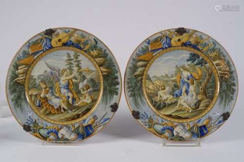 Paire de grands plats ronds en faïence polychrome de Castell...