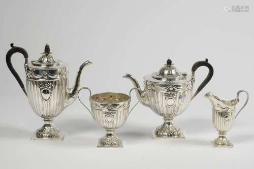 Service à thé quatre pièces de style Louis XVI comprenant de...