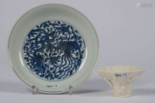 Lot de deux comprenant: un compotier en porcelaine bleue et ...