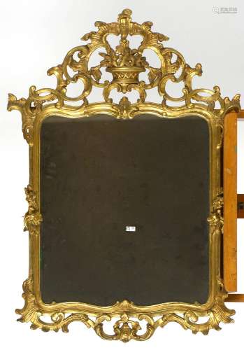 Miroir Louis XV en bois sculpté et doré au décor de "Va...