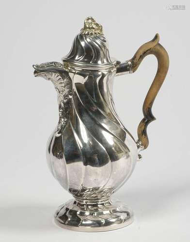 Grande cafetière torse Louis XV en argent et fretel en forme...