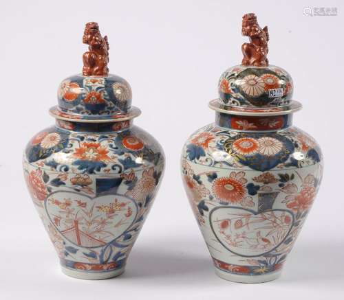 Fausse paire de potiches en porcelaine polychrome Imari à dé...