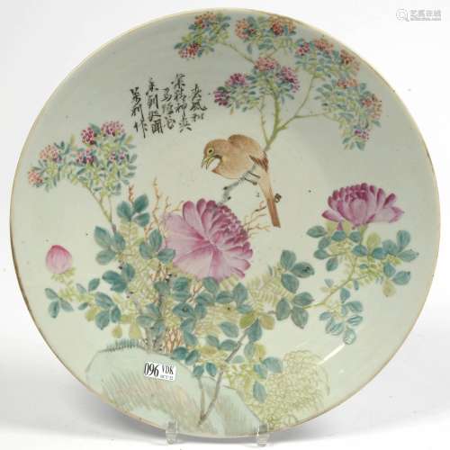 Plat rond en porcelaine polychrome de Chine décoré d'un &quo...