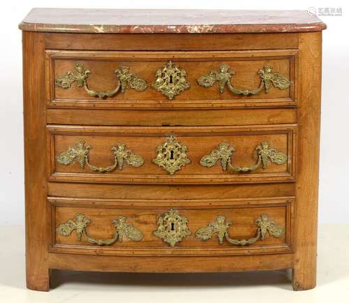 Commode Régence en noyer sculpté ouvrant par trois tiroirs e...