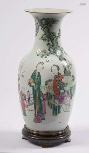 Vase pansu à col évasé en porcelaine polychrome de Chine à d...