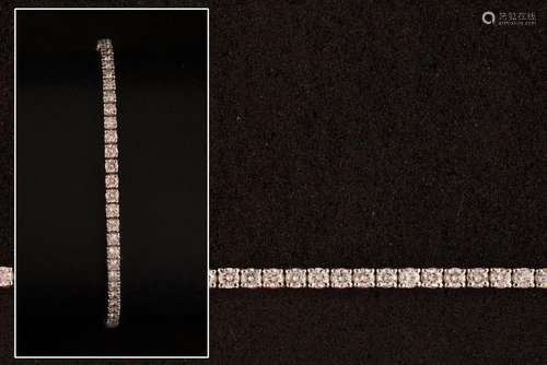 Bracelet en or blanc 18 carats serti de diamants taille bril...