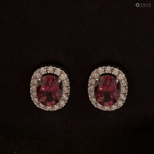 Paire de boucles d'oreilles en or blanc 18 carats serties de...