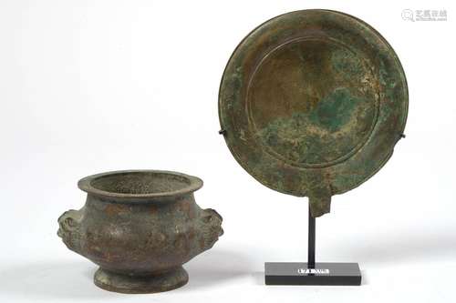 Lot de deux bronzes archaïques comprenant: une petite coupe ...