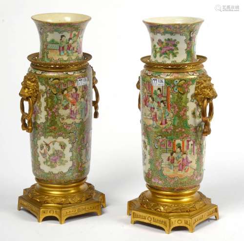 Paire de vases en porcelaine polychrome de Canton à décor d'...