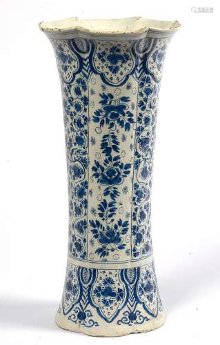 Grand vase chantourné en faïence bleue et blanche de Delft. ...