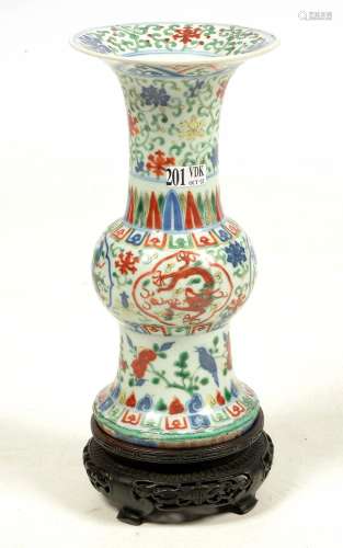 Petit vase en porcelaine polychrome de Chine au décor végéta...