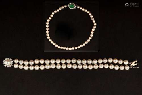 Deux bijoux: Un collier de perles de culture au fermoir en o...