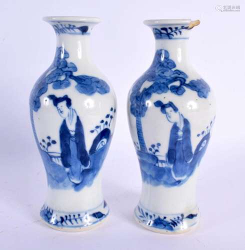 A PAIR OF 19TH CENTURY CHINESE BLUE AND WHITE PORCELAIN VASE...