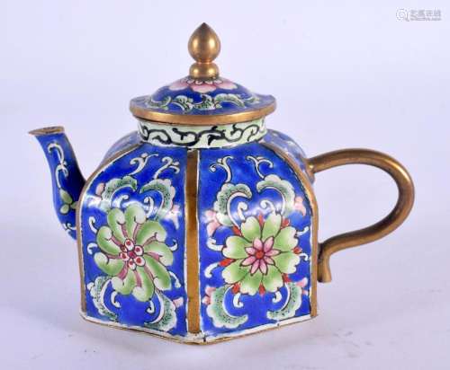A LATE 19TH CENTURY CHINESE CANTON ENAMEL TEAPOT AND COVER d...