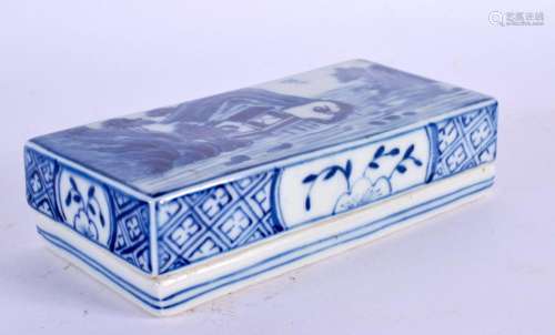 AN EARLY 20TH CENTURY CHINESE BLUE AND WHITE PORCELAIN BOX A...