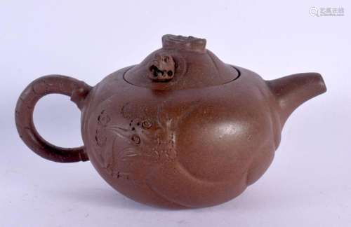 AN EARLY 20TH CENTURY CHINESE YIXING POTTERY TEAPOT AND COVE...