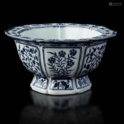 A porcelain jardiniere, China, Qing Dynasty