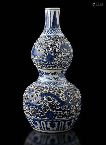 A porcelain vase, China, Republic, 1900s