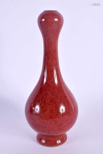 A CHINESE GARLIC NECK RED PORCELAIN VASE 20th Century. 18 cm...