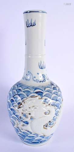 A CHINESE BLUE AND WHITE PORCELAIN BULBOUS VASE 20th Century...