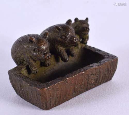 A JAPANESE THREE PIG BRONZE OKIMONO. 4.5 cm x 3.5 cm.