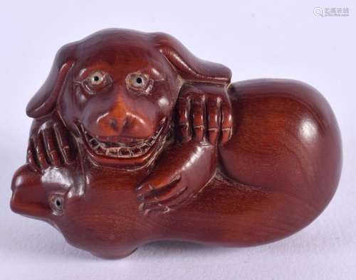 A JAPANESE CARVED BOXWOOD DOG OKIMONO. 4.75 cm x 3.5 cm.