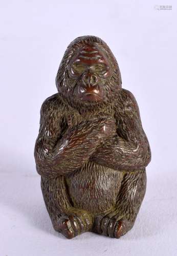 A JAPANESE BRONZE MONKEY OKIMONO. 5 cm x 3 cm.