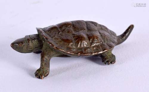 A JAPANESE BRONZE TORTOISE OKIMONO. 5.5 cm x 3 cm.