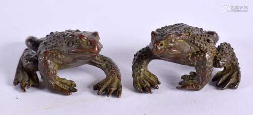 A PAIR OF JAPANESE BRONZE CRAB OKIMONO. 6 cm x 4 cm.