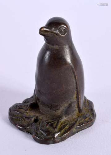 A JAPANESE BRONZE PENGUIN OKIMONO. 4.75 cm x 3.75 cm.