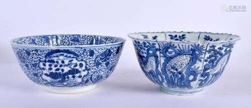 A 17TH/18TH CENTURY CHINESE BLUE AND WHITE BARBED PORCELAIN ...