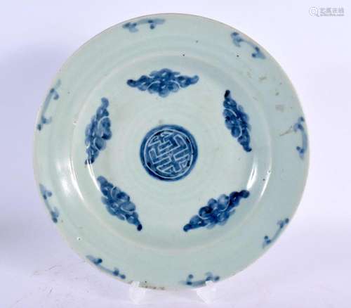 A 19TH CENTURY CHINESE BLUE AND WHITE CELADON PLATE Qing. 23...