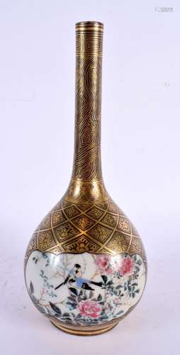 A JAPANESE TAISHO PERIOD PORCELAIN BULBOUS VASE. 22 cm high.