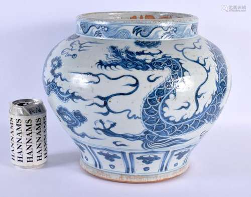 A LARGE CHINESE BLUE AND WHITE PORCELAIN JARLET 20th Century...