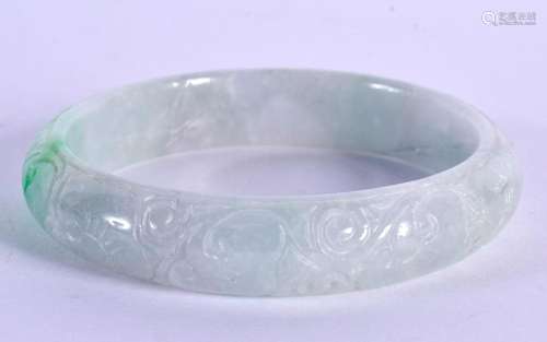 A CHINESE CARVED JADE BANGLE 20th Century. 5.75 cm diameter.