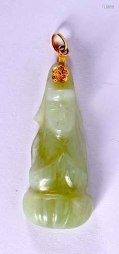 A CHINESE CARVED JADE GOLD MOUNTED PENDANT 20th Century. 4.5...