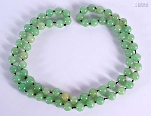 A CHINESE JADEITE NECKLACE 20th Century. 94 cm long.