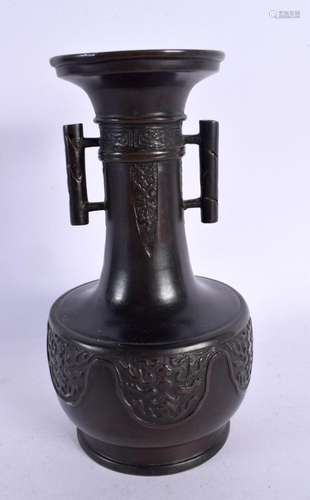 A 19TH CENTURY CHINESE TWIN HANDLED BRONZE VASE Qing, decora...