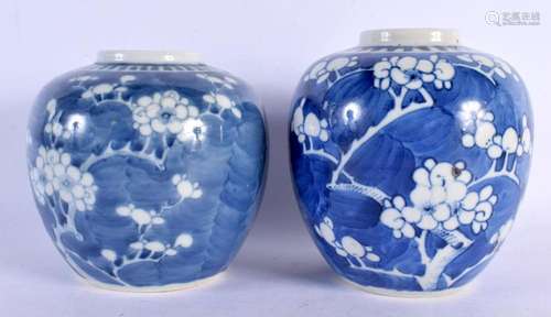 A 17TH/18TH CENTURY CHINESE BLUE AND WHITE GINGER JAR Kangxi...