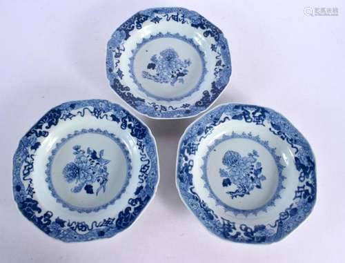 A SET OF THREE EARLY 18TH CENTURY CHINESE BLUE AND WHITE PLA...